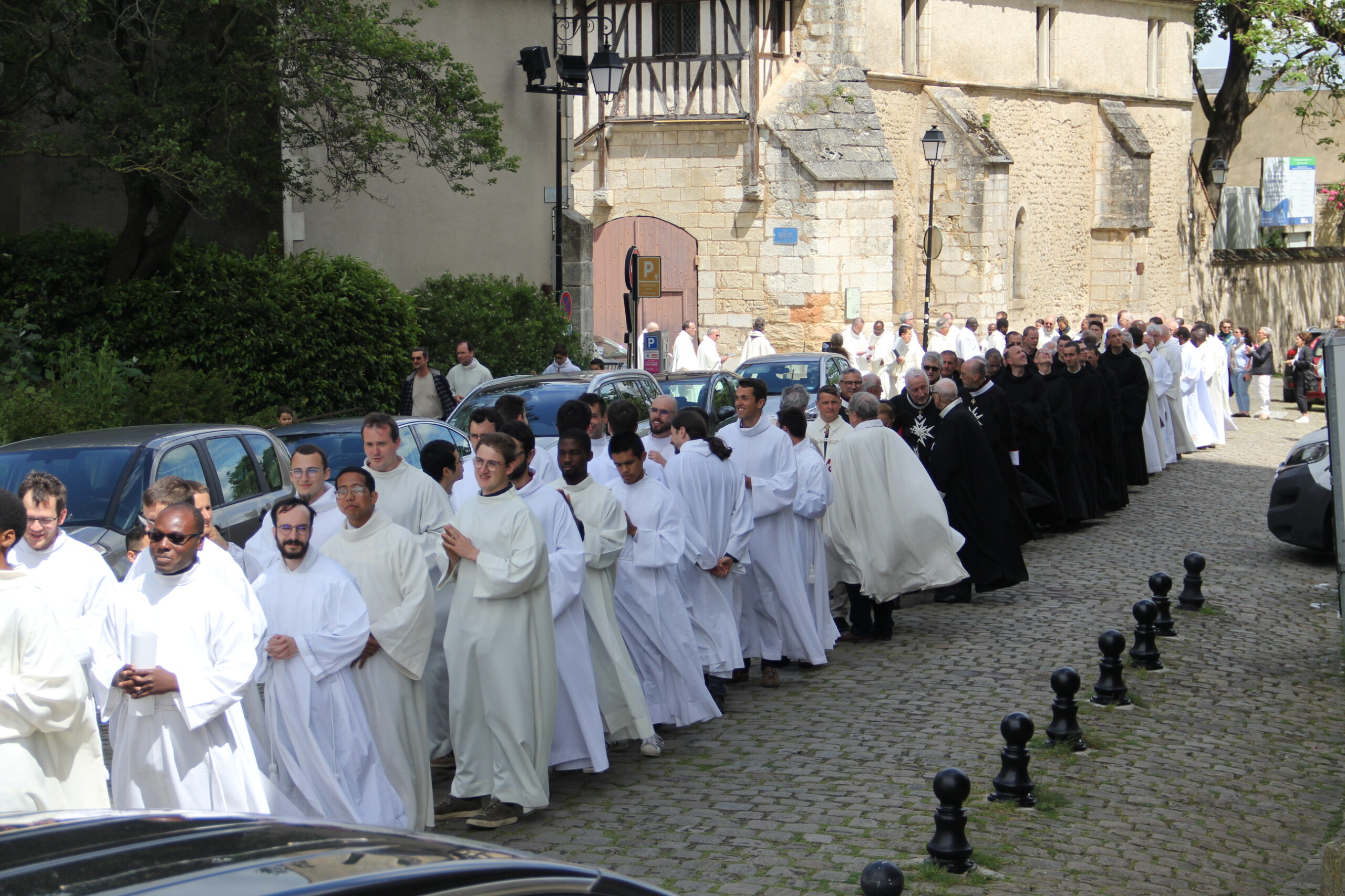 Procession d'entrée de la messe de renouvellement de la Dédicace